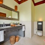 villa vastu bathroom with wastafel view02