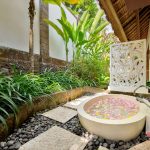 clean bathtube with fresh flower at villa vastu02