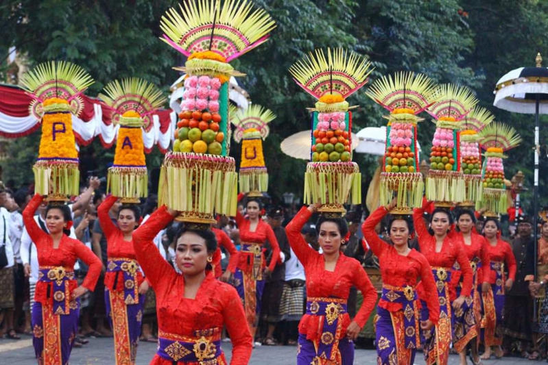 dancer parade bring gebogan at gianyar anniversary