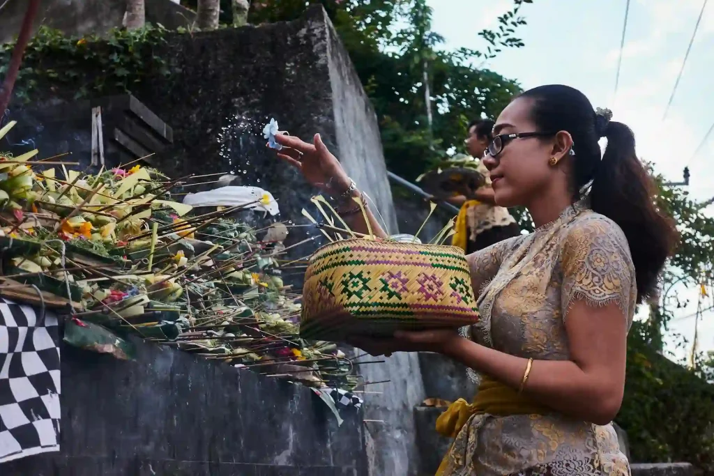 women presentation canang sari