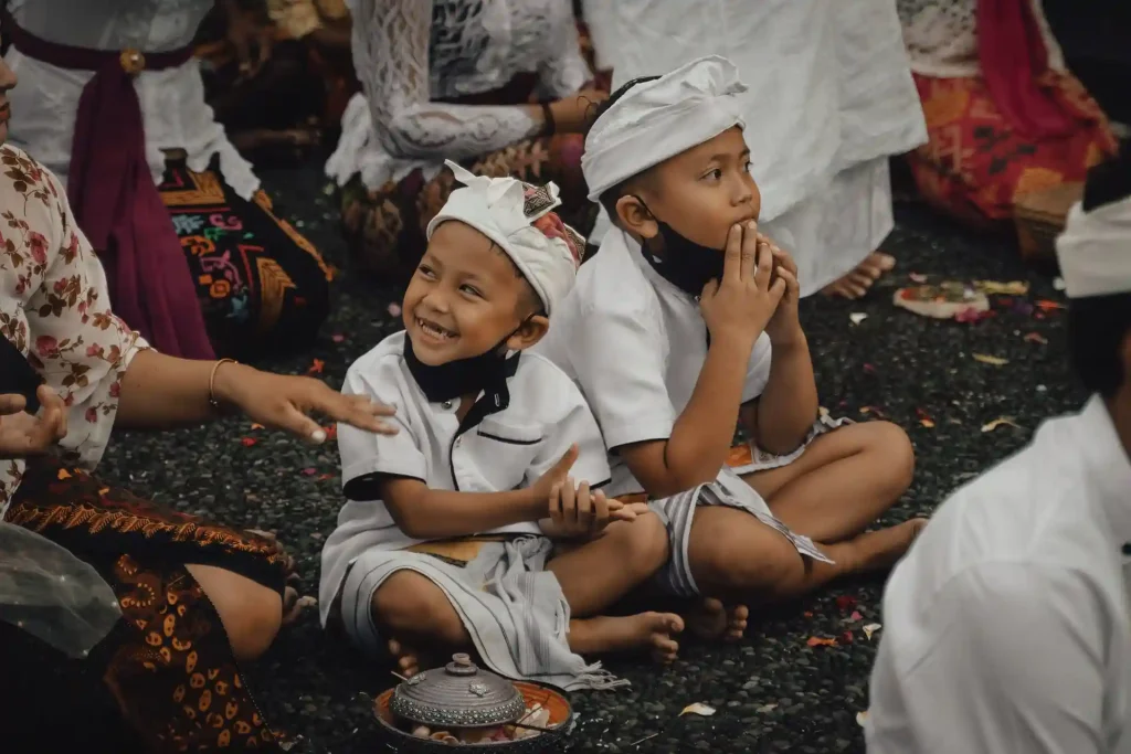 kids wearing balinese traditional clothes