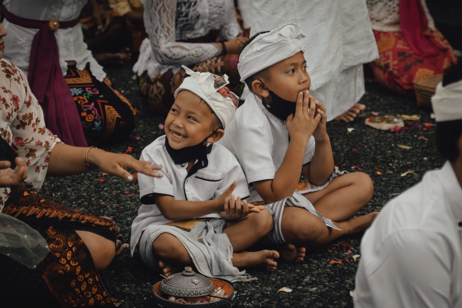 kids praying in balinese traditional clothes