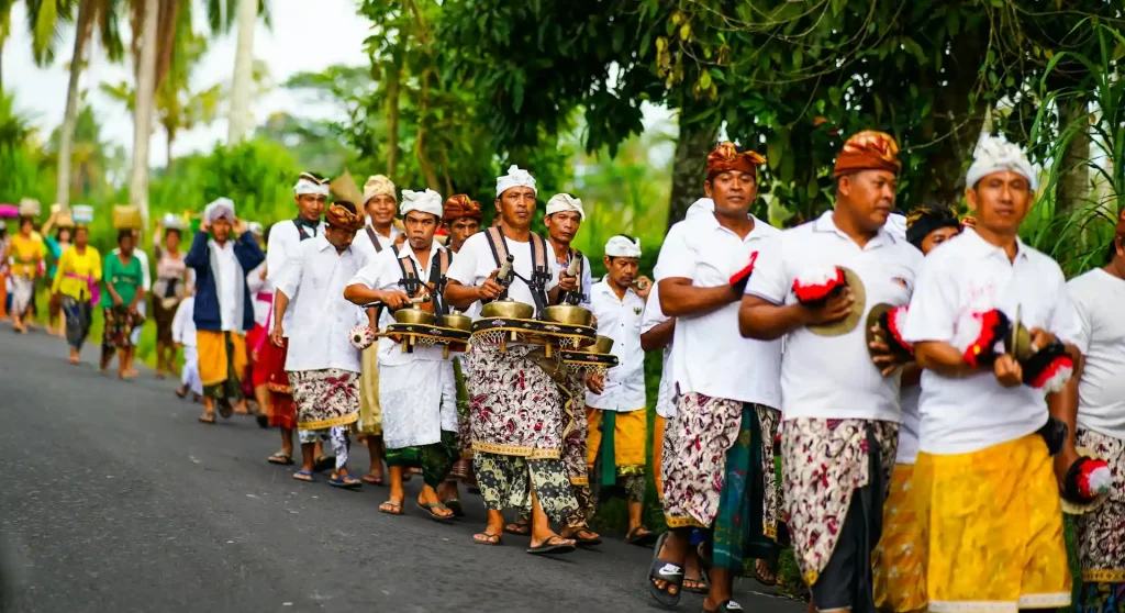 what did you wear balinese traditional clothes before visit temple