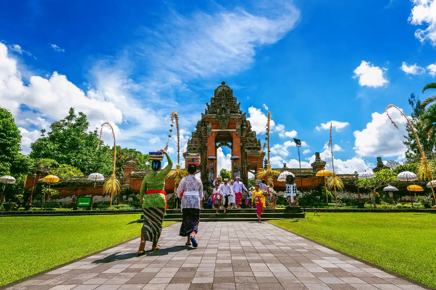 balinese people in taman ayun