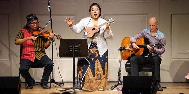 indonesian music keroncong performed by 3 people