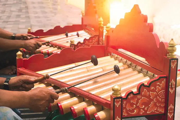 two randiks played by mans