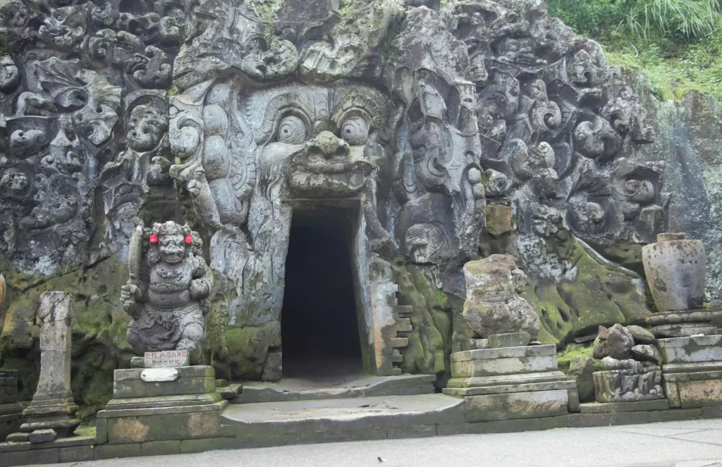 goa gajah ubud entrance in the morning