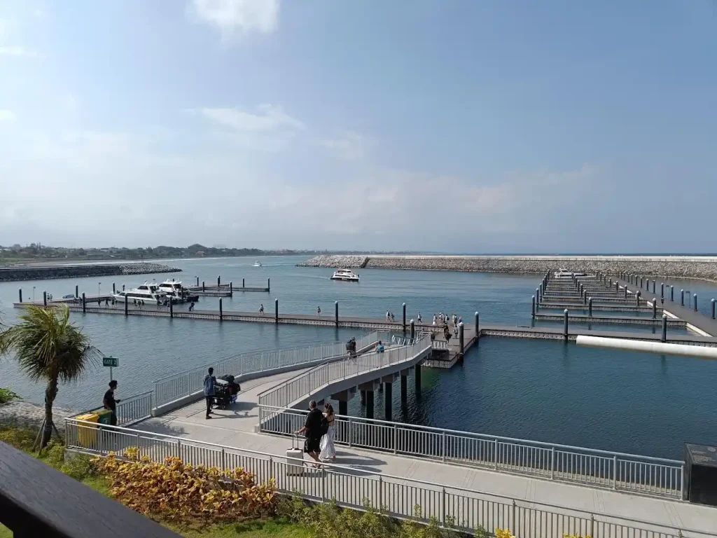 tips and price travel at sanur harbour in the morning