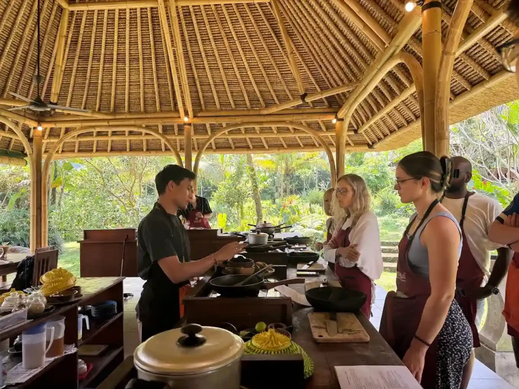 tourists learning cooking class in pemulan ubud